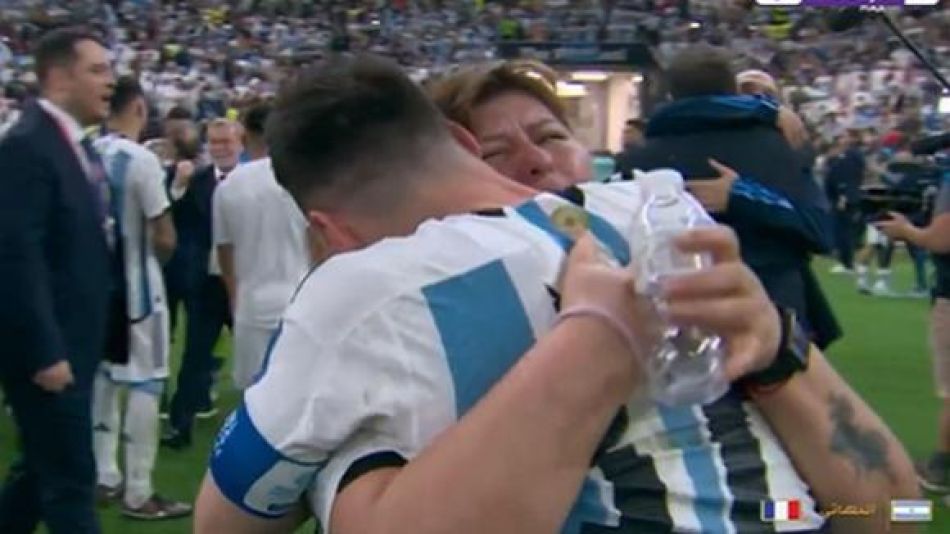 El emotivo abrazo de Antonia Farías, la cocinera de la Selección, al abrazar a Messi tras la victoria