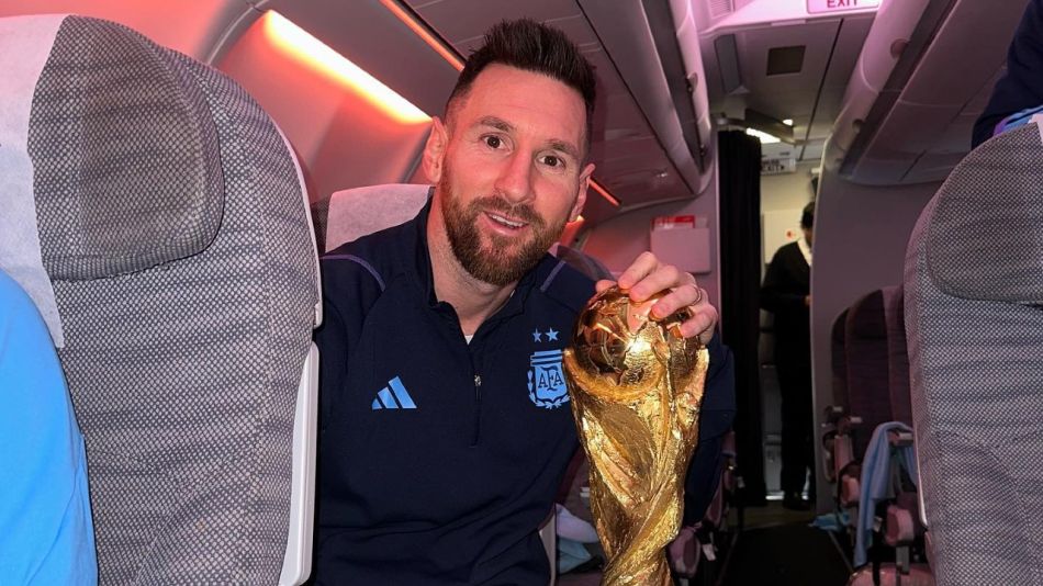 Selección Argentina: las fotos de Messi, El Dibu y Di María en pleno vuelo rumbo a Buenos Aires