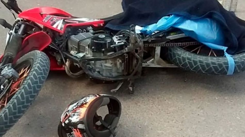 Tenía una bandera al cuello, se le enganchó en la rueda de la moto y murió durante los festejos 