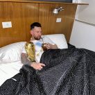 Leo Messi compartió una foto durmiendo con la Copa antes de llegar al país