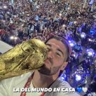 Leo Messi compartió una foto durmiendo con la Copa antes de llegar al país