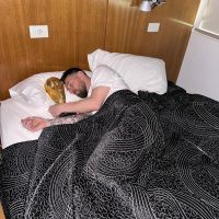 Leo Messi compartió una foto durmiendo con la Copa antes de llegar al país