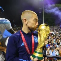 Leo Messi compartió una foto durmiendo con la Copa antes de llegar al país