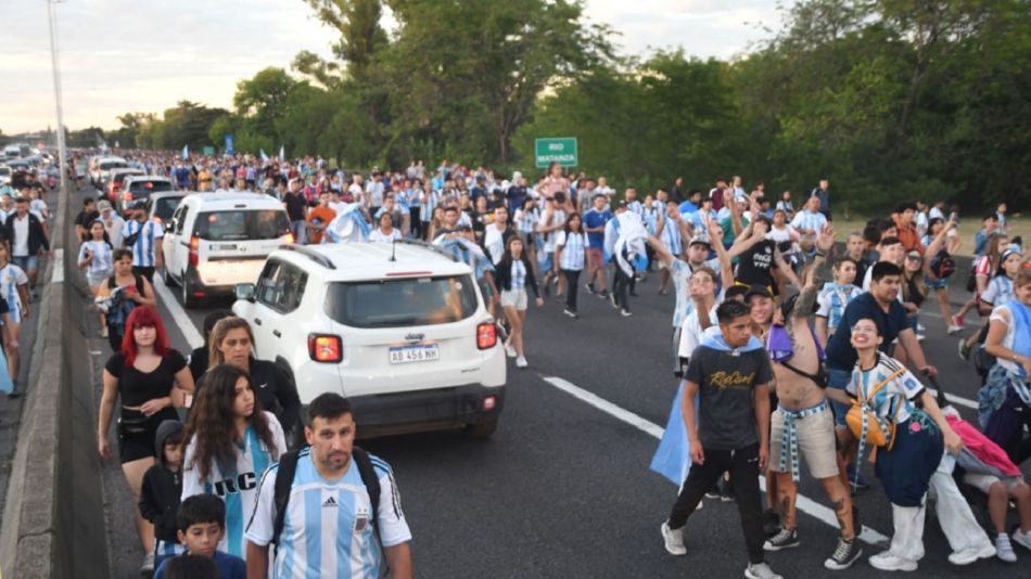 La caravana fallida puso en evidencia la interna entre Chiqui Tapia y Alberto Fernández