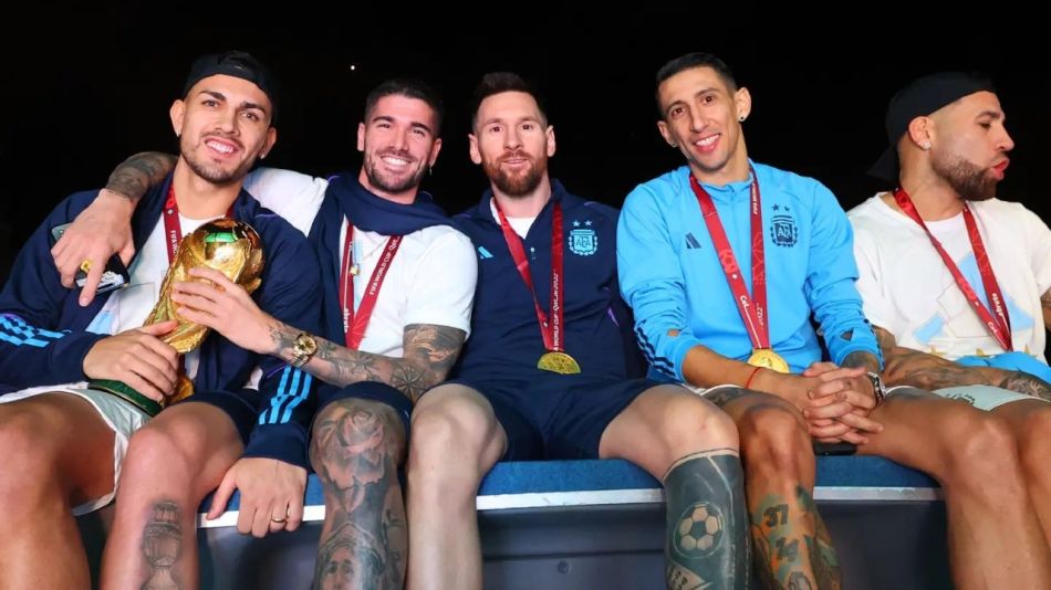 Lionel Messi, Rodrigo de Paul y Leandro Paredes vivieron un susto en el micro tras su llegada a Argentina