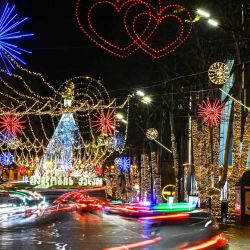Coches pasan junto a las decoraciones de Navidad y Año Nuevo en el centro de Tiflis, Georgia. | Foto:Vano Shlamov / AFP
