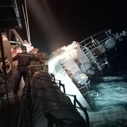 Esta foto tomada y difundida por la Marina Real Tailandesa muestra el buque de guerra HTMS Sukhothai de costado antes de hundirse en el Golfo de Tailandia. - Al menos 31 miembros de la Marina Real de Tailandia desaparecieron en el mar tras naufragar un buque en el Golfo de Tailandia. | Foto:Handout / ROYAL THAI NAVY / AFP