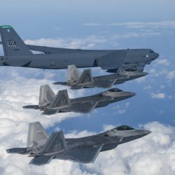 Esta foto muestra un bombardero estratégico B-52H de la Fuerza Aérea de Estados Unidos, un avión de carga C-17 de la Fuerza Aérea de Estados Unidos y tres aviones de combate F-22 de la Fuerza Aérea de Estados Unidos sobrevolando Corea del Sur durante un simulacro aéreo conjunto después de que Corea del Norte afirmara haber realizado un exitoso lanzamiento de prueba de un satélite espía. | Foto:Handout / Ministerio de Defensa de Corea del Sur / AFP