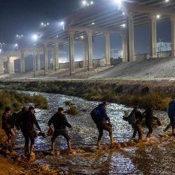 Inmigrantes cruzan el Río Grande hacia El Paso, Texas para solicitar asilo político desde Ciudad Juárez, México. | Foto:John Moore/Getty Images/AFP