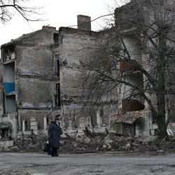 Un residente local camina frente a un edificio residencial destruido en la ciudad de Lyman, región de Donetsk, en medio de la invasión rusa de Ucrania. | Foto:GENYA SAVILOV / AFP