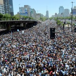 Huge crowds move towards the Obelisk from Avenida 25 de Mayo at its intersection with Avenida 9 de Julio.