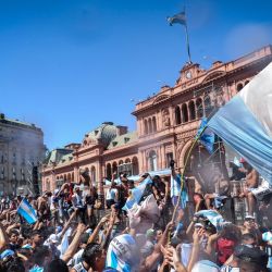 Fans wait out in the sun at the Plaza de Mayo, hoping that Argentina's World Cup winners would appear at the Casa Rosada to celebrate their third world title.