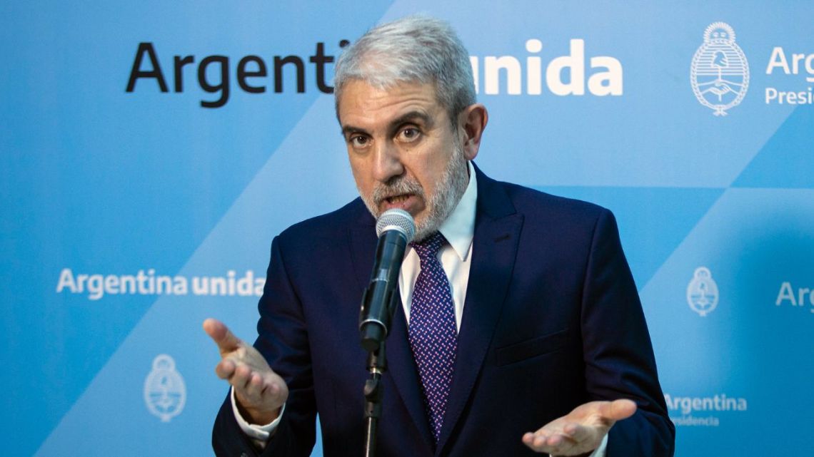 Aníbal Fernández bajo custodia de Jones Huala y apunto contra Patricia Bullrich