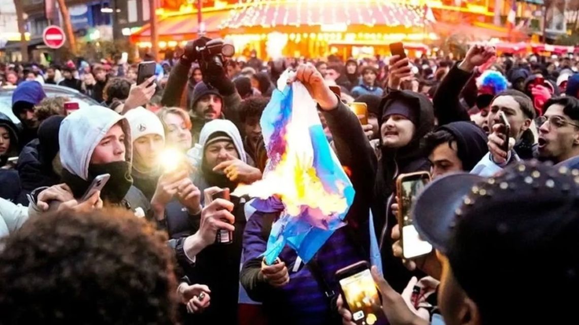 Troubles en France : ils ont brûlé un drapeau argentin et utilisé celui de Messi pour s’essuyer les pieds