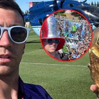 La emotiva foto de Dibu Martínez con un nene que lo conmovió desde el micro de la Selección