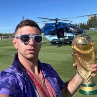 La emotiva foto de Dibu Martínez con un nene que lo conmovió desde el micro de la Selección