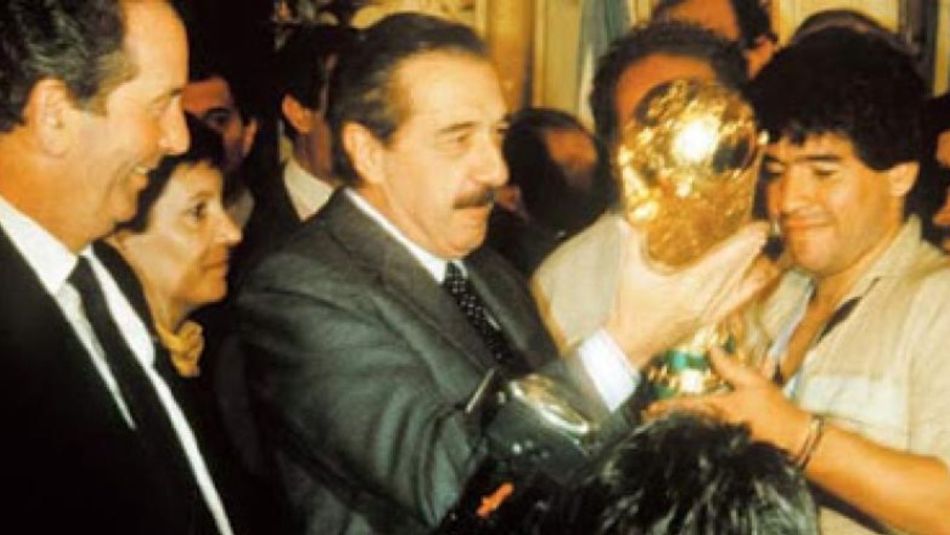 Maradona junto a Alfonsín tras el triunfo en México '86
