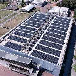 Cuenta con 1.135 paneles fotovoltaicos que permiten generar una potencia total de 619 kWp/h. 