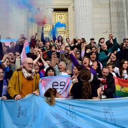 Activistas encienden bengalas mientras se reúnen para celebrar después de una votación a favor de un proyecto de ley deuna votación a favor de un proyecto de ley de derechos de  derechos de los transexuales frente al Congreso de los Diputados en Madrid. | Foto:JAVIER SORIANO / AFP