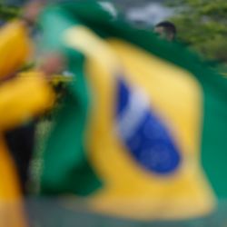 El presidente brasileño, Jair Bolsonaro y la primera dama brasileña, Michelle Bolsonaro, asisten a la ceremonia de arriamiento de la bandera nacional brasileña, en el jardín del Palacio de la Alvorada, en Brasilia, Brasil. | Foto:Xinhua/Lucio Tavora