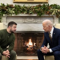 El presidente de Ucrania, Volodymyr Zelensky, se reúne con el presidente de Estados Unidos, Joe Biden, en el Despacho Oval de la Casa Blanca, en Washington, DC. | Foto:Brendan Smialowski / AFP