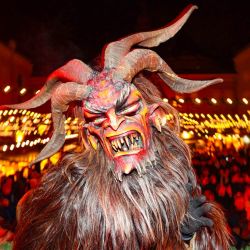 Un participante lleva una máscara de una figura llamada "Percht" durante un desfile tradicional en Grossarl, en la región austriaca de Salzburgo. - Según las leyendas, las figuras "Perchten" vienen a ahuyentar a los malos espíritus del invierno. | Foto:FRANZ NEUMAYR / APA / AFP