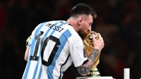 Lionel Messi besando la Copa del Mundo