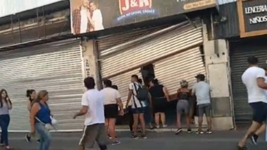 Corridas, tensión y algunos "robos puntuales" desataron el miedo a saqueos en el centro de Córdoba