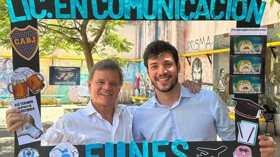 Agustín Funes, el hijo de Débora Pérez Volpin, se recibió de licenciado en Comunicación