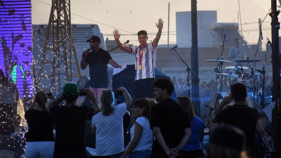 Calchín rendido a los pies de Julián Álvarez en su llegada al pueblo