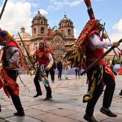 Artistas y bailarines actúan durante el Festival Qhapac Raymi (solsticio de verano) en la ciudad andina de Cusco, Perú. | Foto:MARTIN BERNETTI / AFP