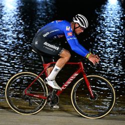 El holandés Mathieu Van Der Poel compite durante la carrera élite masculina de la prueba ciclista de ciclocross 'Zilvermeer Mol', carrera 5/8 de la competición 'Exact Cross' en Mol. | Foto:JASPER JACOBS / BELGA / AFP