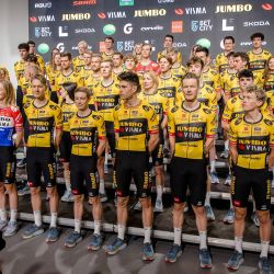 Los corredores del equipo ciclista Jumbo-Visma 2023 de los Países Bajos durante la presentación del equipo en Ámsterdam. | Foto:Sem van der Wal / ANP / AFP
