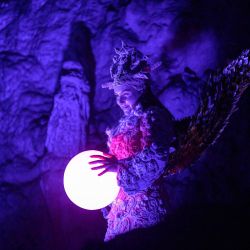 Una actriz vestida de ángel representa un belén viviente en la cueva de Postojna, en Postojna, Eslovenia. | Foto:Jure Makovec / AFP