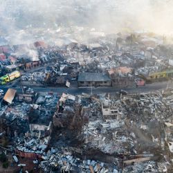 Vista aérea de casas destruidas por un incendio forestal que afectó a los cerros de Viña del Mar, en la región de Valparaíso, Chile. | Foto:JAVIER TORRES / AFP