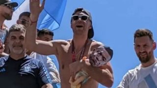 Dibu Martínez con muñeco de Mbappé 20221223