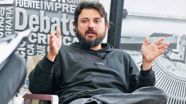 Navideño. El líder del Movimiento piquetero de Trabajadores Excluidos arma una comida para hoy.