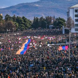 Manifestantes sostienen una bandera armenia gigante mientras asisten a una concentración en Stepanakert, capital de la región autoproclamada de Nagorno-Karabaj de Azerbaiyán. - Miles de personas se concentran en Nagorno-Karabaj para protestar por el bloqueo del único enlace terrestre con Armenia. | Foto:DAVIT GHAHRAMANYAN / AFP