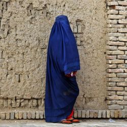 Una mujer afgana vestida con burka camina por una calle de Kandahar. | Foto:Naveed Tanveer / AFP