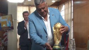 Chiqui Tapia con la Copa del Mundo en San Juan 20221226