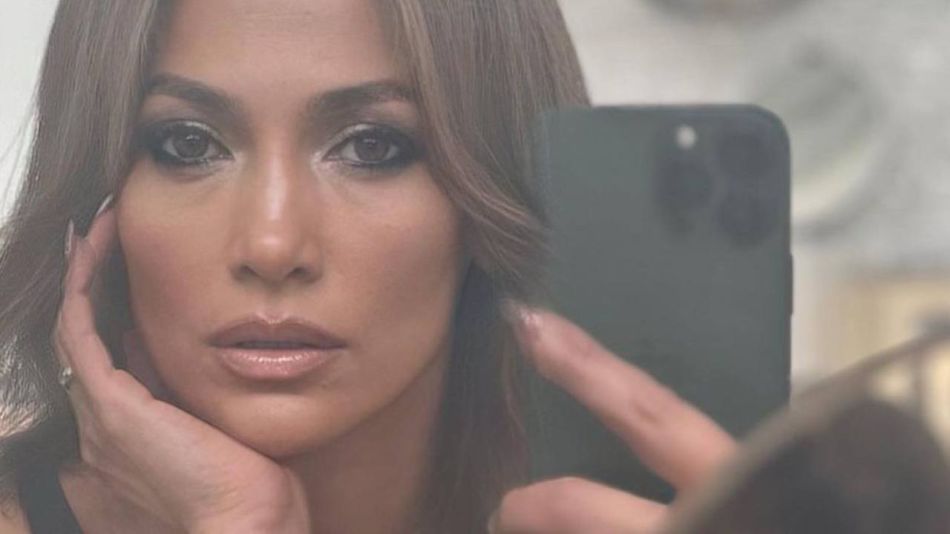 Jennifer Lopez se inspiró para su look navideño en el vestuario de "Merlina" la serie de Netflix