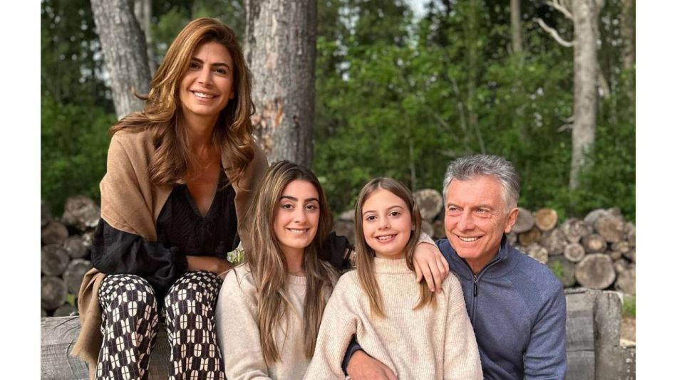 Juliana Awada junto a sus hijas y a mauricio Macri en el sur del país