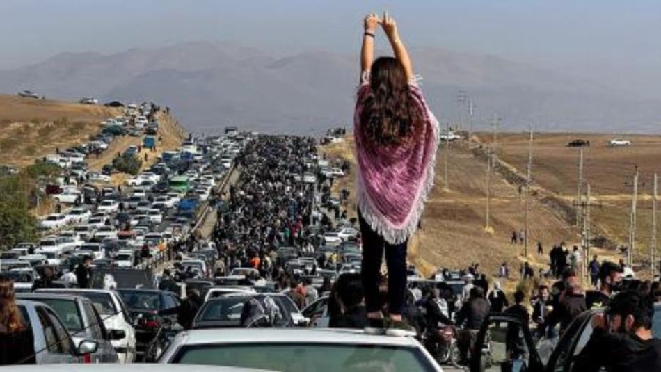 Irán acusa a Europa de las protestas y castiga al rey del fútbol