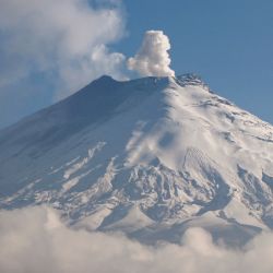 El volcán Cotopaxi emite ceniza y gases, visto desde Mulalo, provincia de Cotopaxi, Ecuador. | Foto:GALO PAGUAY / AFP