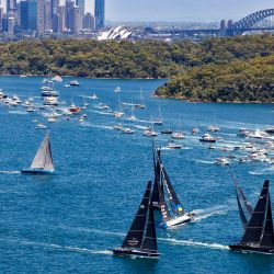Esta fotografía tomada y difundida por Rolex muestra los yates que salen del puerto de Sydney en la salida de la regata Sydney to Hobart. | Foto:Carlo Borlenghi / ROLEX / AFP