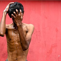 Un refugiado rohingya se baña en un albergue temporal tras llegar en barco a Laweueng, provincia de Aceh. - Los refugiados rohingya recibieron tratamiento médico de urgencia tras desembarcar en Indonesia una embarcación con casi 200 personas, según informaron las autoridades, en el cuarto desembarco de este tipo en el país en los últimos meses. | Foto:CHAIDEER MAHYUDDIN / AGENCE FRANCE-PRESSE / AFP