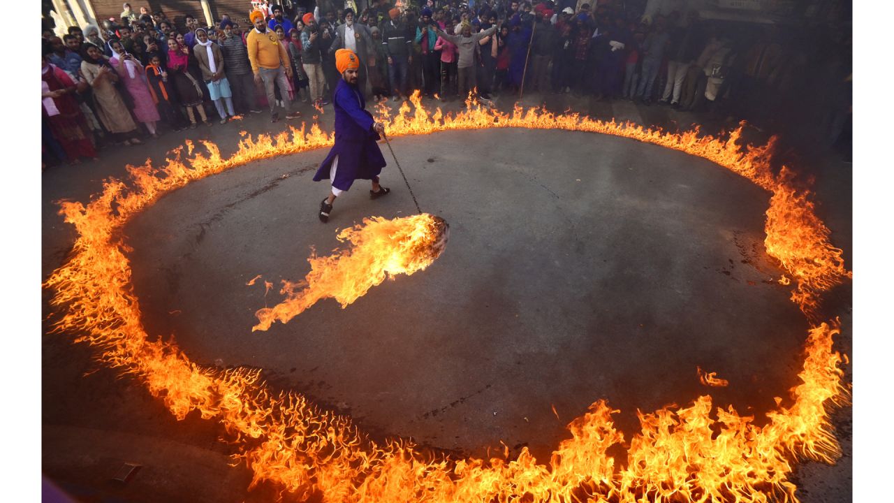 Un artista sij demuestra sus habilidades durante una procesión religiosa previa a las celebraciones del aniversario del nacimiento del décimo gurú de los sijs, Guru Gobind Singh, en Prayagraj, India. | Foto:SANJAY KANOJIA / AFP