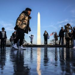 La gente juega en la piscina reflectante congelada en el National Mall cerca del Monumento a Washington en Washington, DC. | Foto:Oliver Contreras / AFP