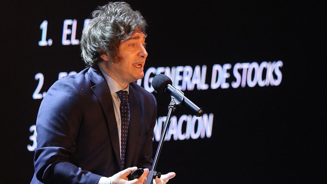 Milei responde a Gabriela Cerruti: «A mí me pagan por dar conferencias, ella tiene que pagar»