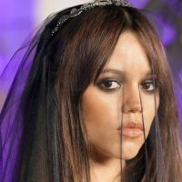 Jenna Ortega vuelve a poner de moda las icónicas zapatillas Adidas Samba negras con su look más básico